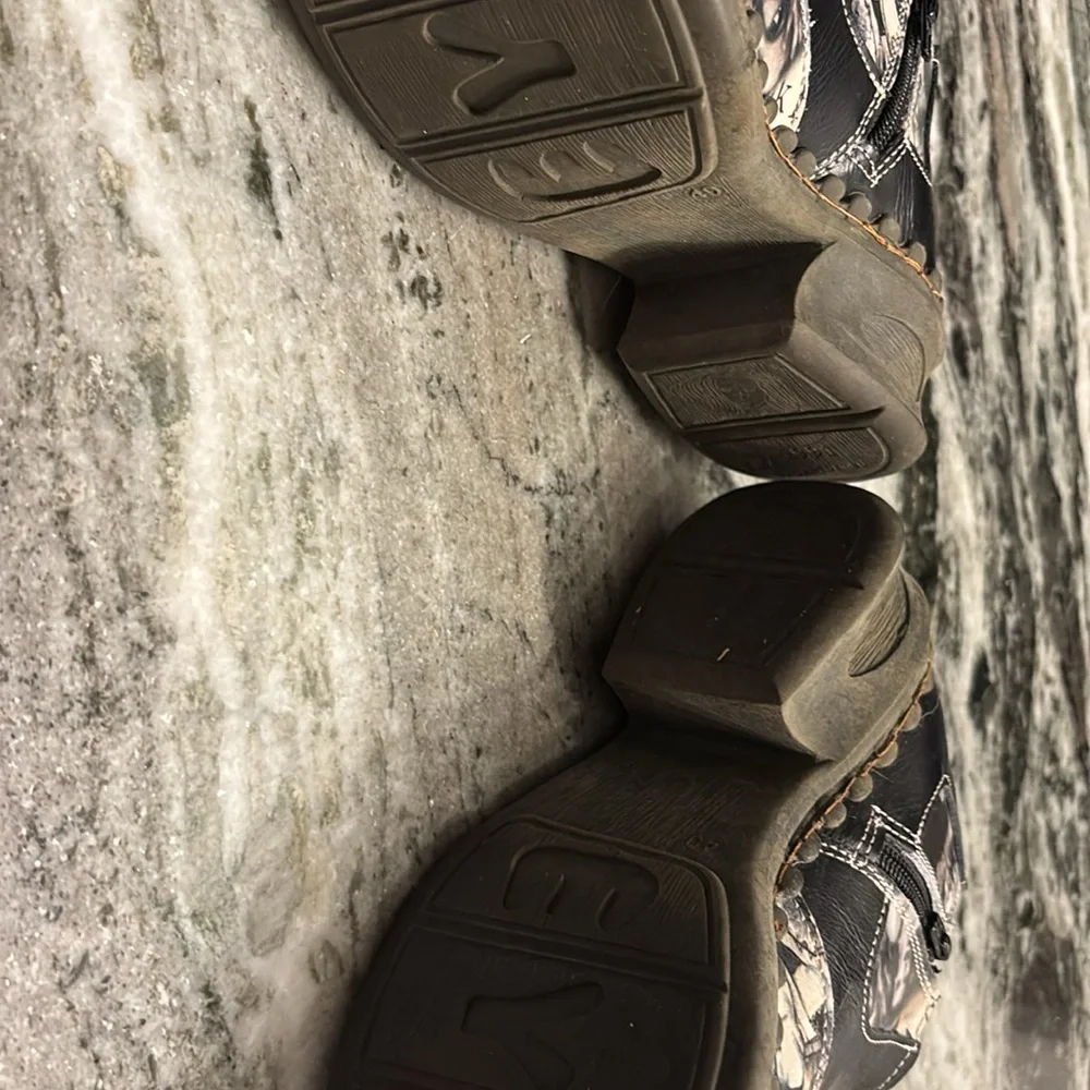 Cute shoes! - Picture 3 of 4